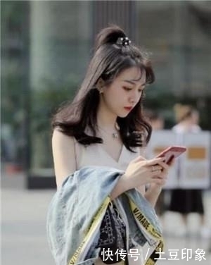 街拍富有活力的小姐姐,秀出青春活力范,哪一位最美