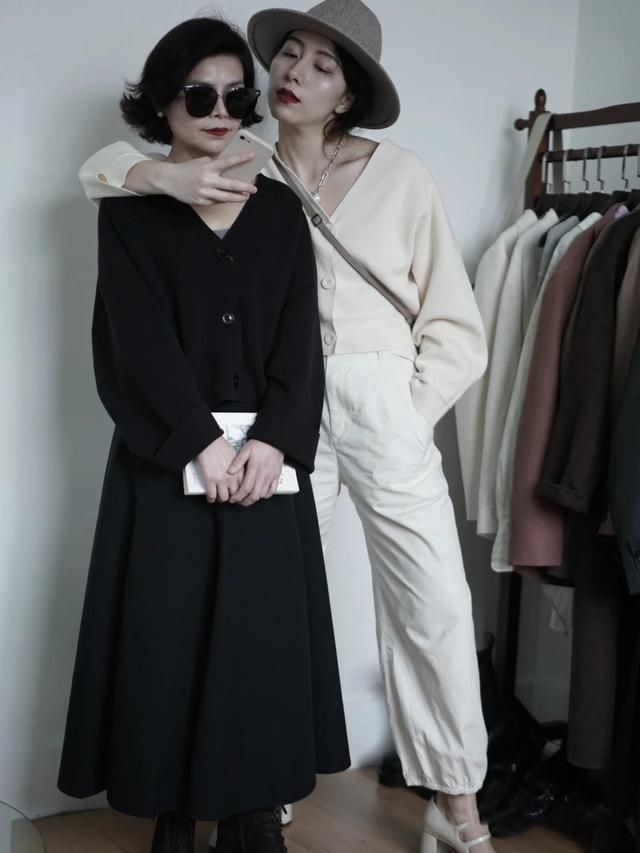 讲真！穿优衣库就服这些50+女性，她们的早春穿搭，时髦高级