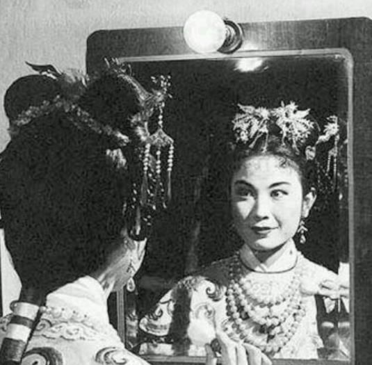 黄梅戏|黄梅戏一代宗师,26岁名扬天下,38岁服毒自杀,临终遗言让人心痛