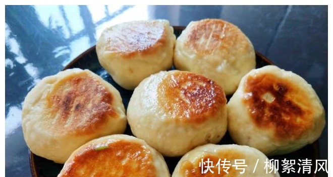 松软|表皮松软底部酥脆的水煎包，在家也能轻松做，老人孩子都爱吃！