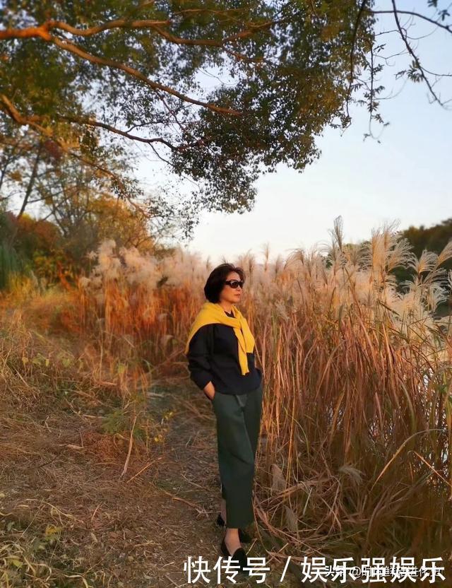 50岁左右的女人,冬天别穿得太老气!教你基础搭配法,时髦减龄