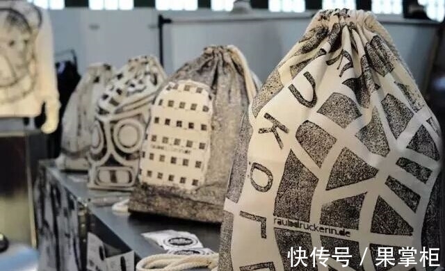 瞬间|女孩将T恤贴在井盖上,大家没懂!直到衣服拿起瞬间,都抢着买!