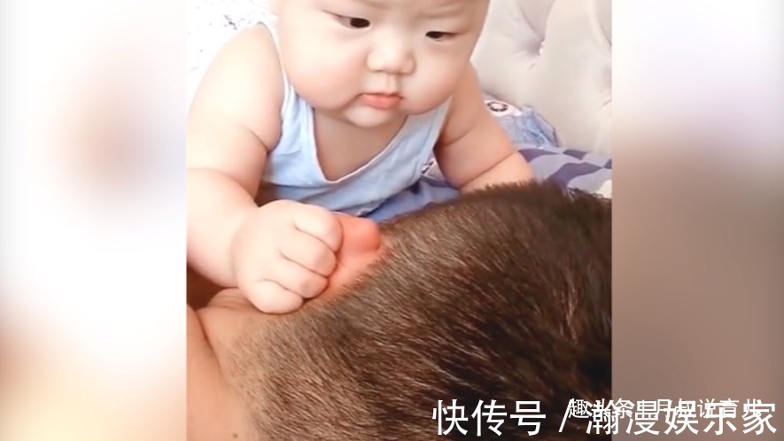 猪耳朵|趁爸爸睡着,儿子不但下手,还下了嘴,网友心疼爸爸