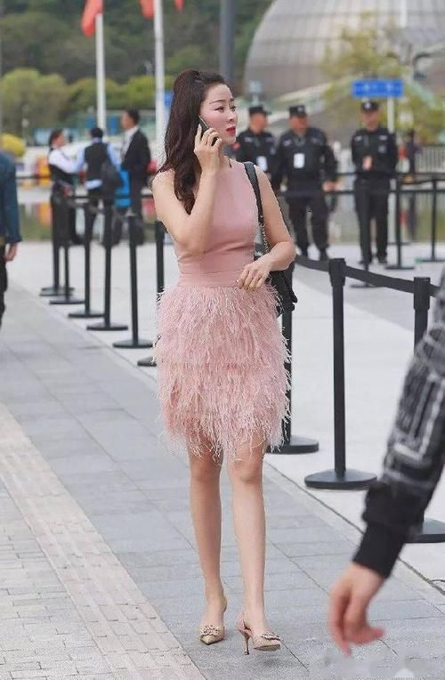 美女脚上搭配一双尖头高跟鞋，水晶翻扣的修饰有着一种优雅的姿态