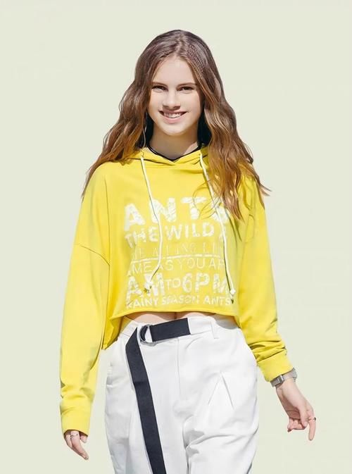 校花|卫衣不会内搭？隔壁班女生都这样搭配，轻松美成校花