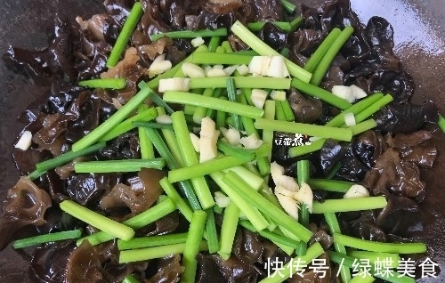 水淀粉|炒个木耳,噼噼啪啪响,锅要炸了一样,只需一个小窍门,就能解决
