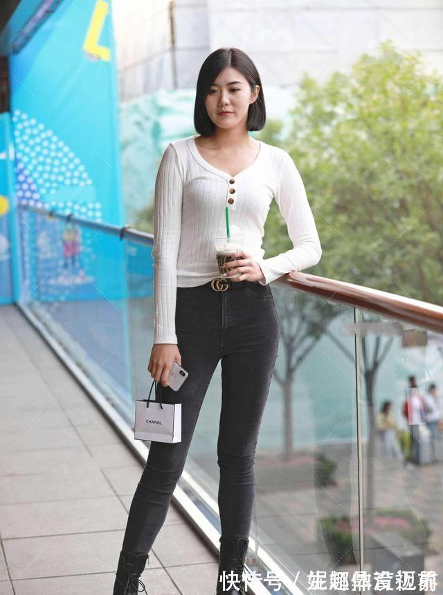 大下摆 纯白打底衫搭灰色牛仔打底裤,有些小性感的轻熟风,日常通勤穿搭