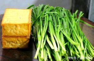 原来韭菜和此菜才是天生一对，大厨教你一招，上桌一下就抢完
