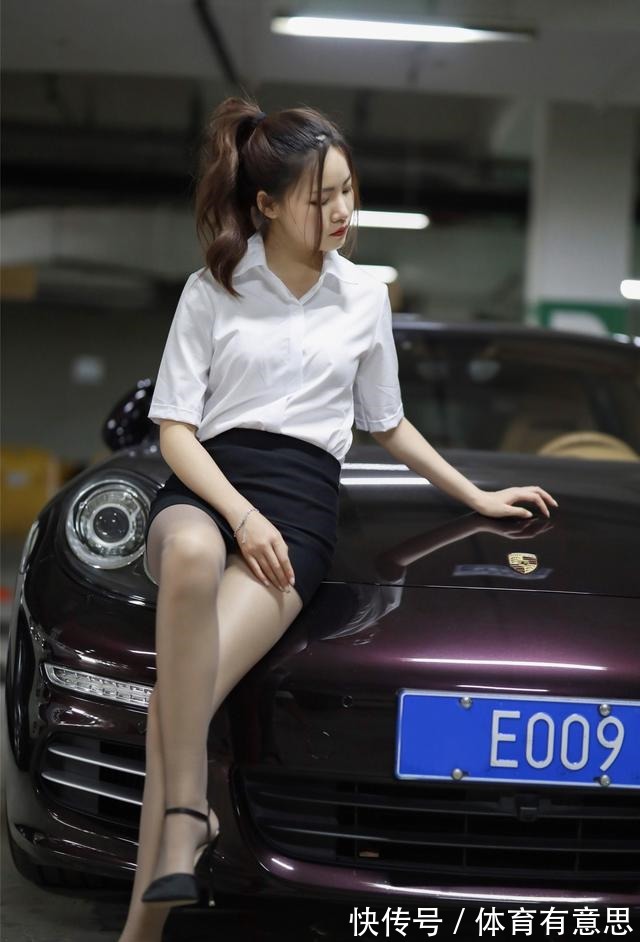 短裙 冷白色的短袖衬衫,搭配黑色的短裙十分的干练,日常上班都可以!