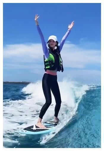 b刚录完《跑男》，baby就去冲浪，摔15次不放弃，登热搜第一被质疑