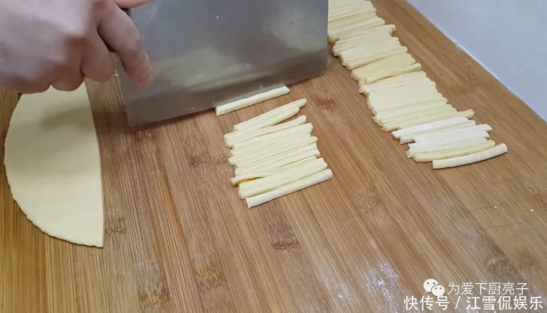  香甜|4个鸡蛋，1碗面，锅里炒一炒，又香又软又香甜，比沙琪玛还好吃！