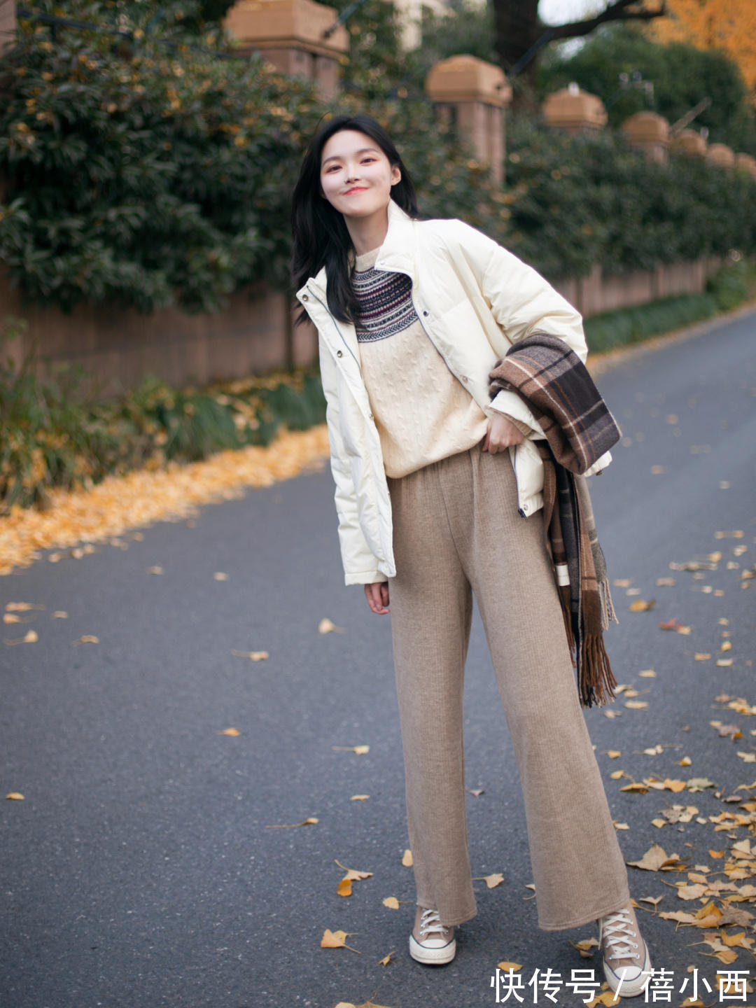 修身性|奔三奔四的女人,秋冬建议多穿“羽绒服”,搭配毛衣保暖又显气质