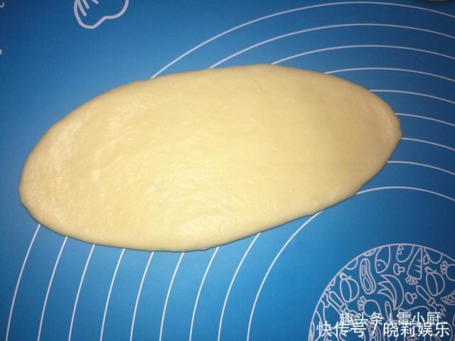 现在无需去面包店,在家轻松7步做出最好吃的葱油火腿包!