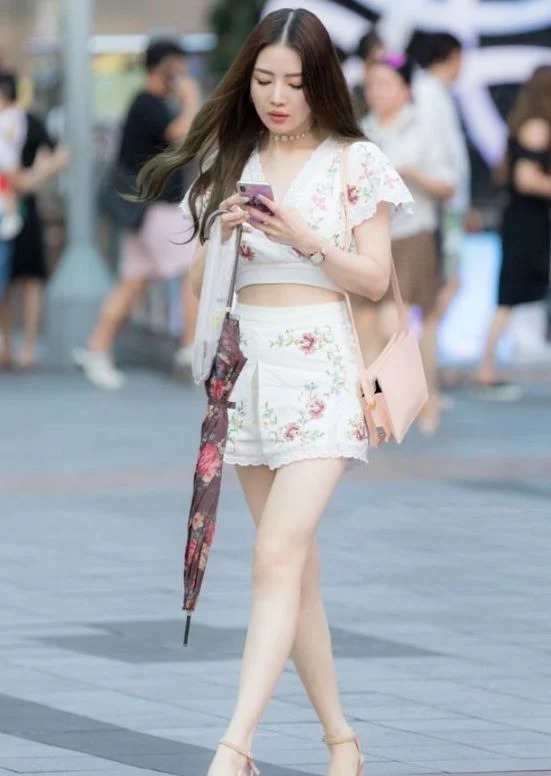 街拍:清新时尚的小姐姐,身穿个性裙潇洒大方,轻松秀出曼妙身姿