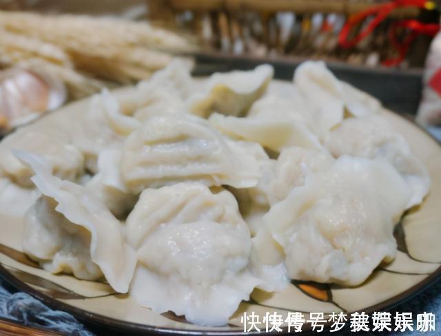 萝卜包饺子时，用盐杀水还是下锅炒干？教你1招，味道鲜还不出水