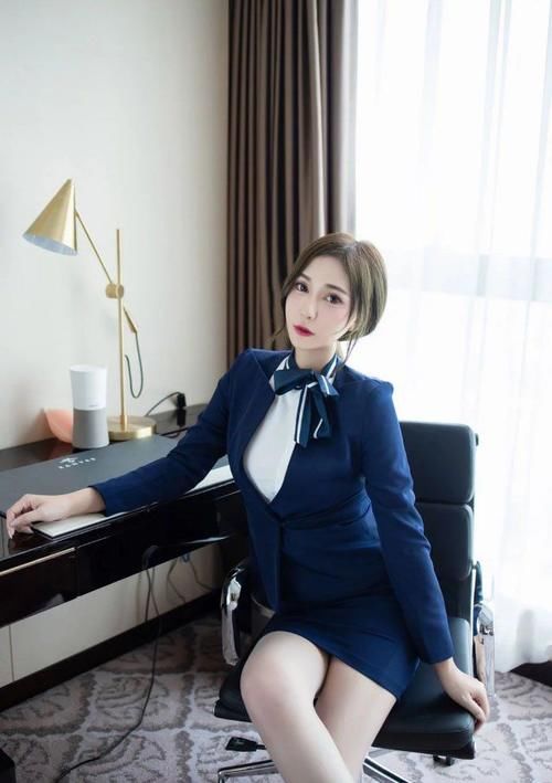 迷人|职业装展现女人，感性迷人的一面，比穿裙子更吸引人