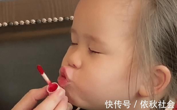 化妆品|“最臭美宝宝”撅着嘴隔空涂口红,网友乐了:这怕是涂了个寂寞?