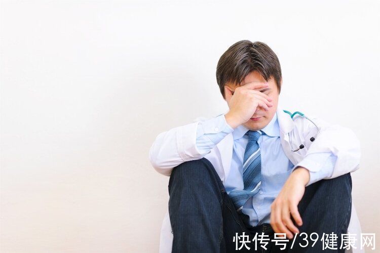 红疹|28岁男子身上长红疹，查出梅毒后向坦白：我不该抱有侥幸心理