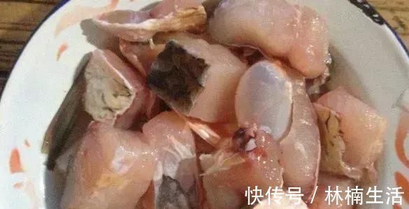 炸鱼块，别再挂面糊了，教你这样做，鱼块更酥脆入味！