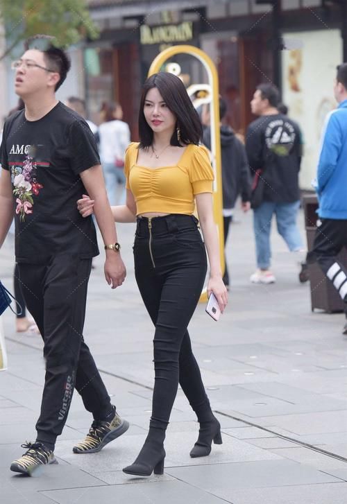 时尚设计上衣，搭配高腰小脚裤，气质时尚，穿出高级感