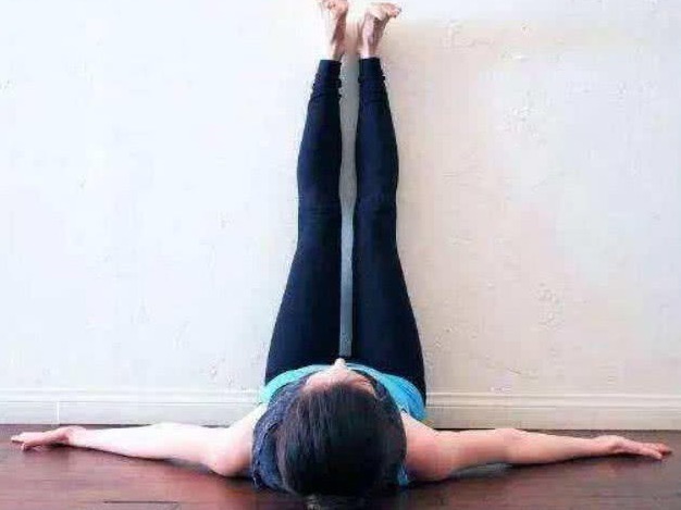 一个月|女性坚持睡前靠墙抬腿会怎么样不到一个月,变化显而易见