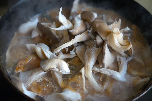 天冷了，宁可不吃肉也要多吃这鱼，和平菇是绝配，味道鲜美又滋补