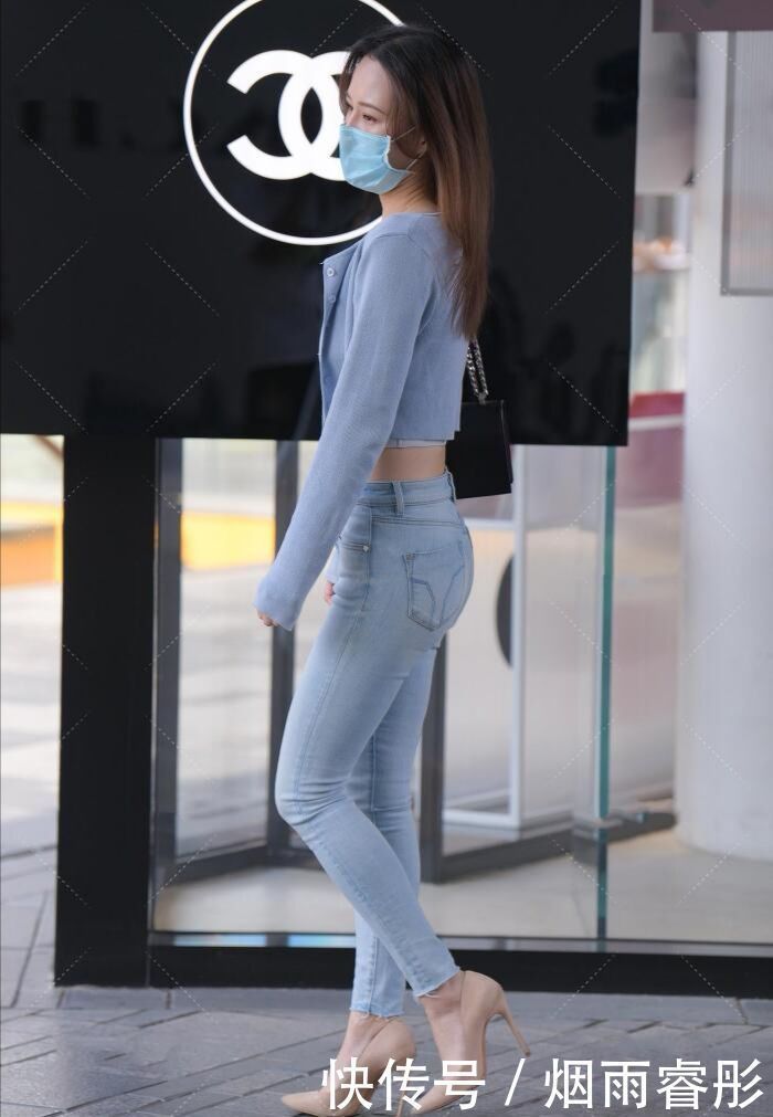 露脐装 运动风也能穿出精致感,小姐姐露脐装搭牛仔裤有魅力,经典不过时