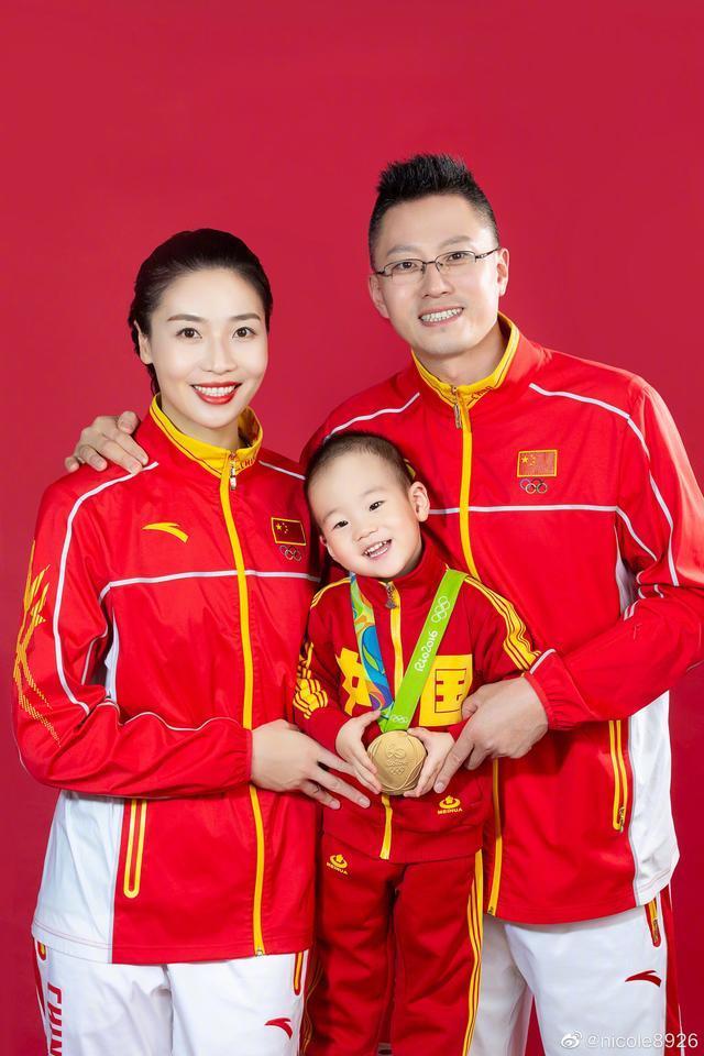 魏秋月|3口之家!惠若琪和老公,抱女儿拍照!30岁女排前队长,美丽幸福