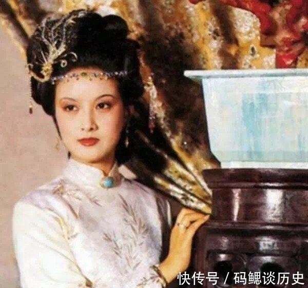  拍马屁|同是拍马屁讨好儿，贾母为何更喜欢王熙凤，却对薛宝钗很无感？