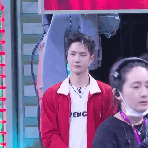 王一博跟布布比心打招呼,被选手夸好看,笑得小奶膘飞起