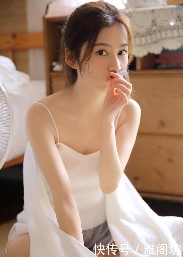 简单,没有太多的时尚和个性化设计,只是彰显了纯净而美丽的感觉