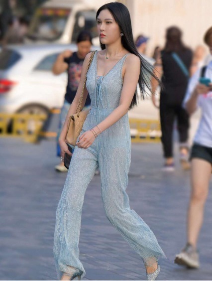 薄纱|蓝色薄纱连体裤搭配钻石高跟鞋,优雅高贵,气场十足