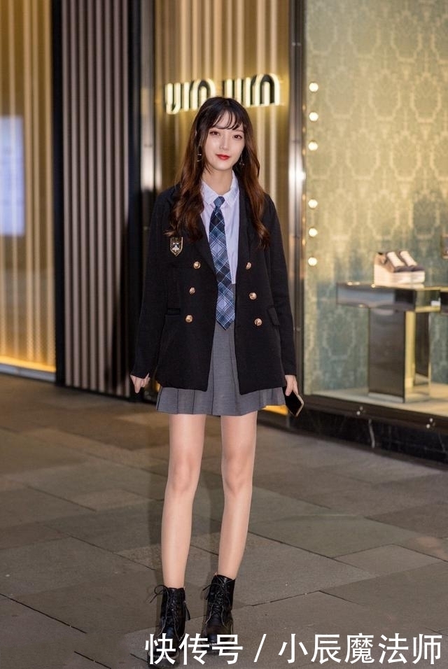 路人街拍,搭配一件露肩的雪纺衫,非常显高挑