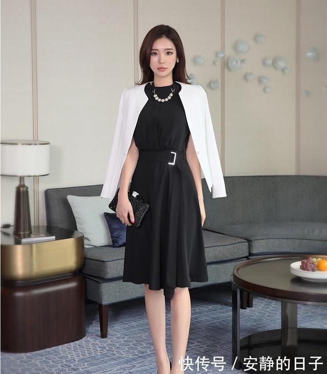 高跟鞋 黑色无袖连衣裙搭配一双黑色漆皮高跟鞋,尽显优雅女王的气质!