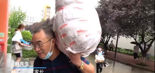 爸爸|西安一父亲送女儿上学，累得出了汗，眼里是满满的笑意