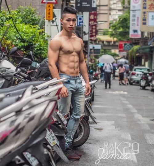 排骨男|23岁高颜值小伙脱衣秀肌肉,粗壮手臂和八块腹肌,这身材我可以