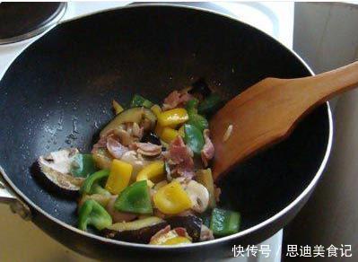 放盐|炒猪肉时,先放盐还是先放酱油我一直弄错,难怪肉很柴