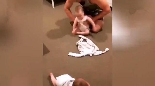 新手|新晋奶爸为俩娃穿衣火了,被网友纷纷调侃:两只手抓不过来要急死