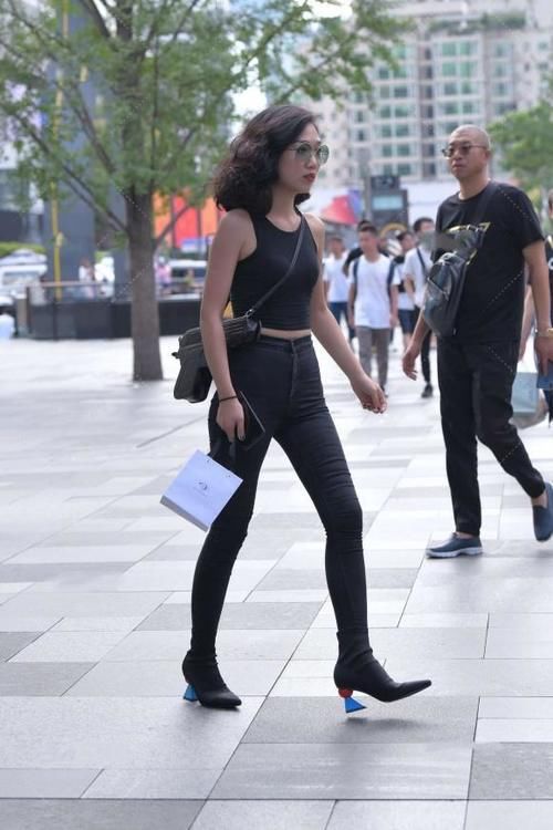 会穿搭的女生就是任性，洋溢着个性的魅力，轻松美出时尚感