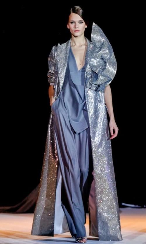 时装周后台的秘密：模特的高级感都是“妆”出来的？