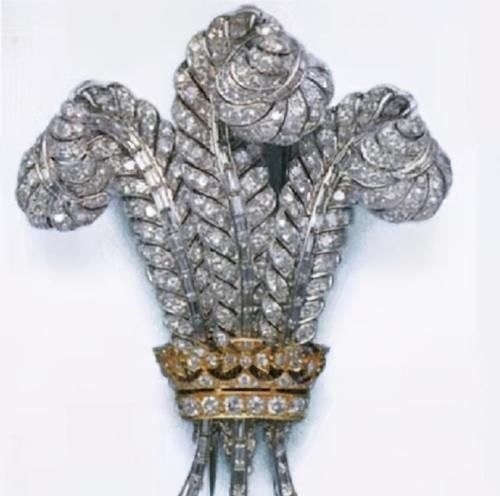 胸针 辛普森夫人的珠宝欣赏,她的豹子手镯柔性真好,能自己垂到手腕上