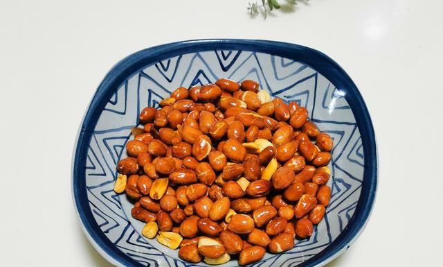 炒花生米，这样做更入味，又酥又香，放几天都不返潮，家人爱吃