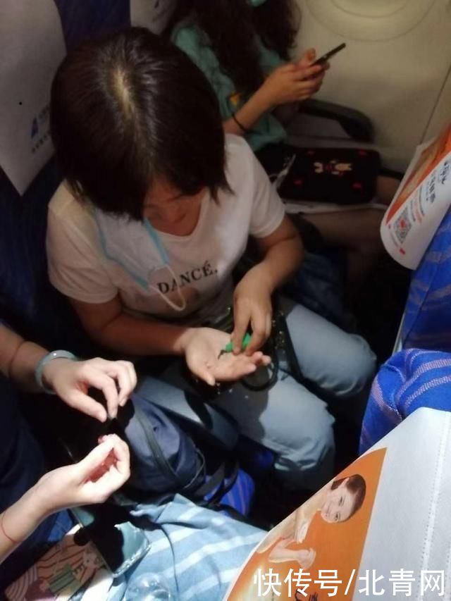 乘务|湖南一旅客飞机上突发心脏疾病，机组人员7分钟滑回飞机救人