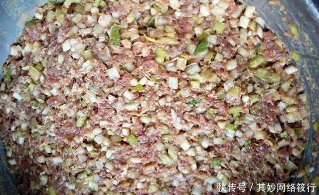 到底|拌饺子馅,到底先放油还是盐?一步错步步错,难怪不入味腥味重!
