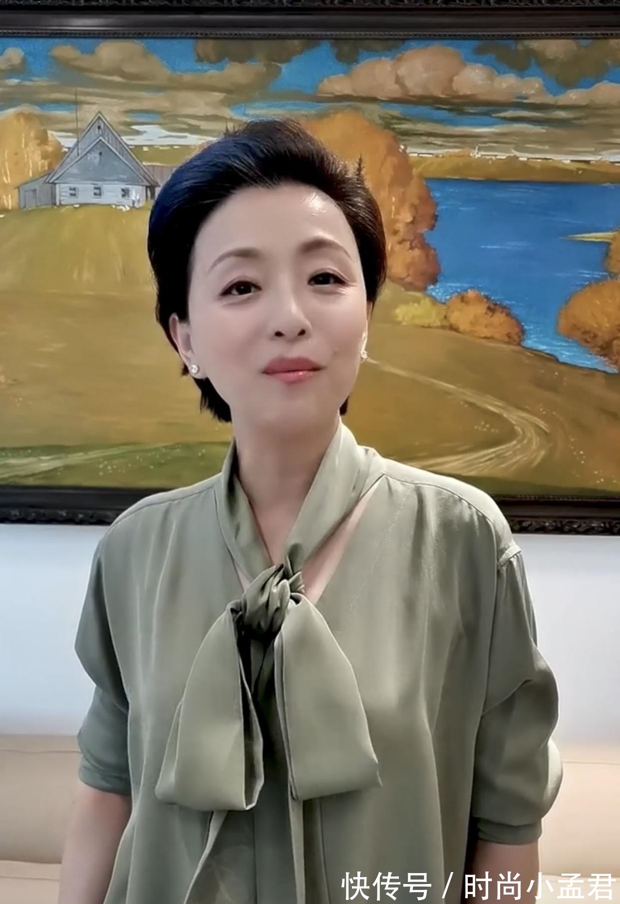 掀起刘海|53岁杨澜真老了,穿蝴蝶结衬衫过母亲节脸瘦了一圈,掀起刘海黑眼圈鱼尾纹太明显