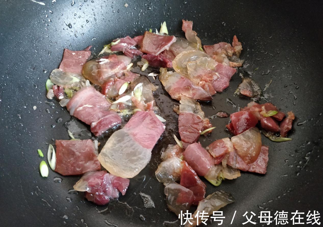 火腿切薄片搭配脆嫩的笋,味道太鲜美了,一口吃出幸福感