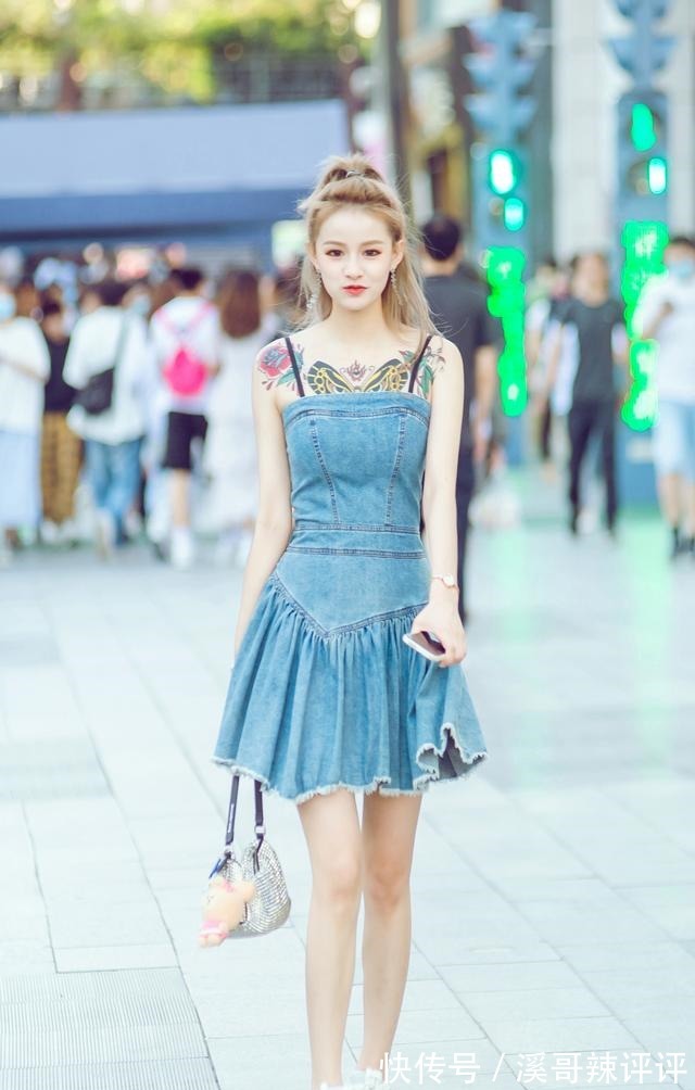 三伏天 三伏天穿什么年轻女孩多穿吊带裙,搭配小白鞋,清凉又好看!