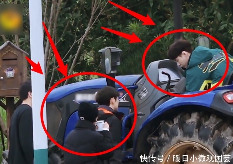 《向往5》黄磊坐拖拉机摆拍,有谁注意到嘉宾的举动?好有默契感
