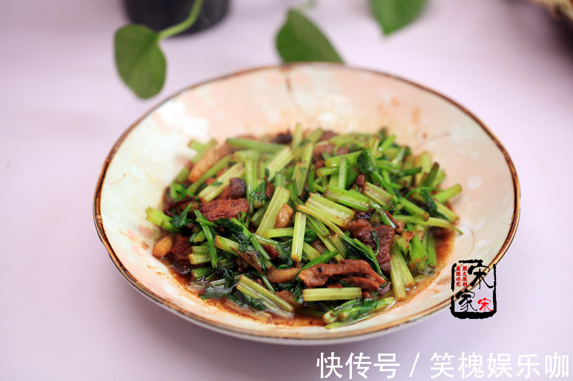 西芹|香芹、西芹营养差别大,炒肉适合用哪种?选对了才好吃