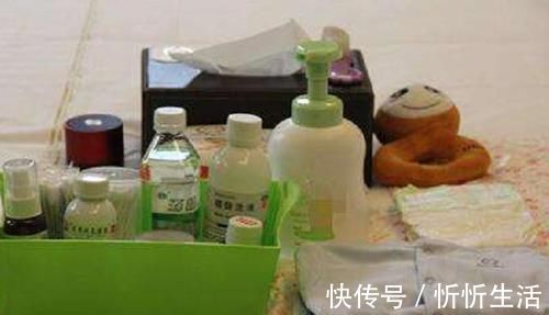 左手|宝宝第一次洗澡,全程面无表情,网友这老成的模样不像新生儿